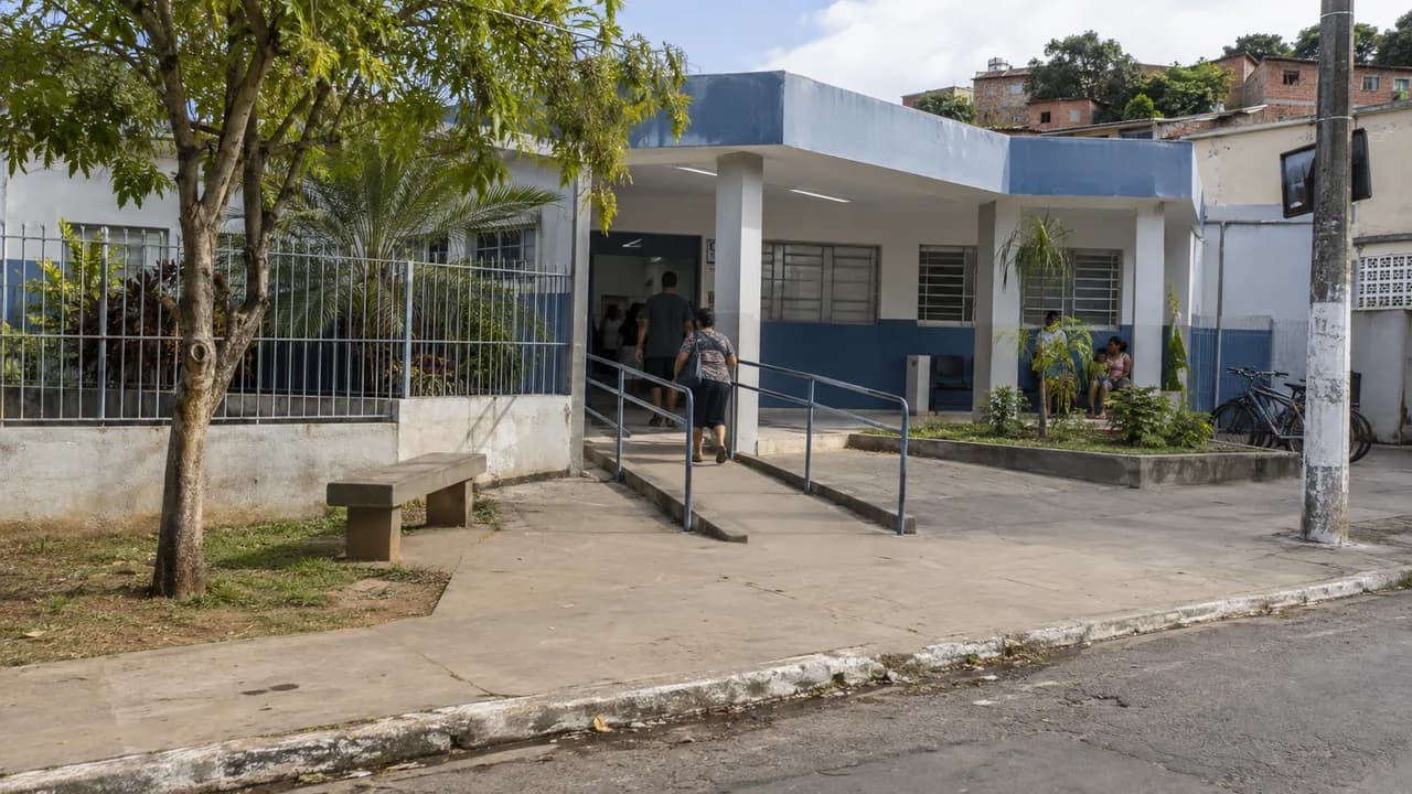 Foto de fachada de uma unidade pública de saúde brasileira com pessoas acessando o atendimento